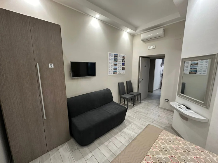 Residenza Suarez — комфортный отель в Неаполе