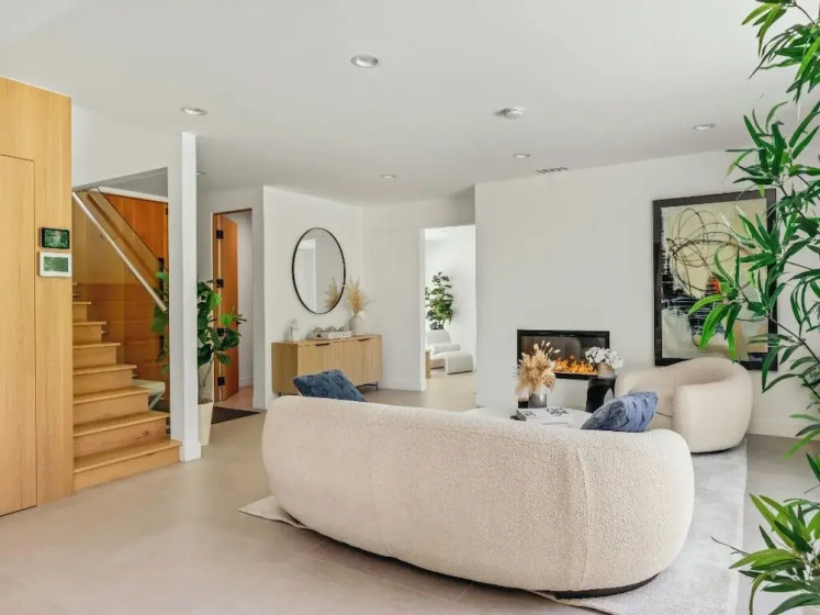 Casa Leona - Modern Masterpiece Behind Private Gates w/ Pool & Chef's Kitchen — отель с удобствами в Лос-Анджелесе