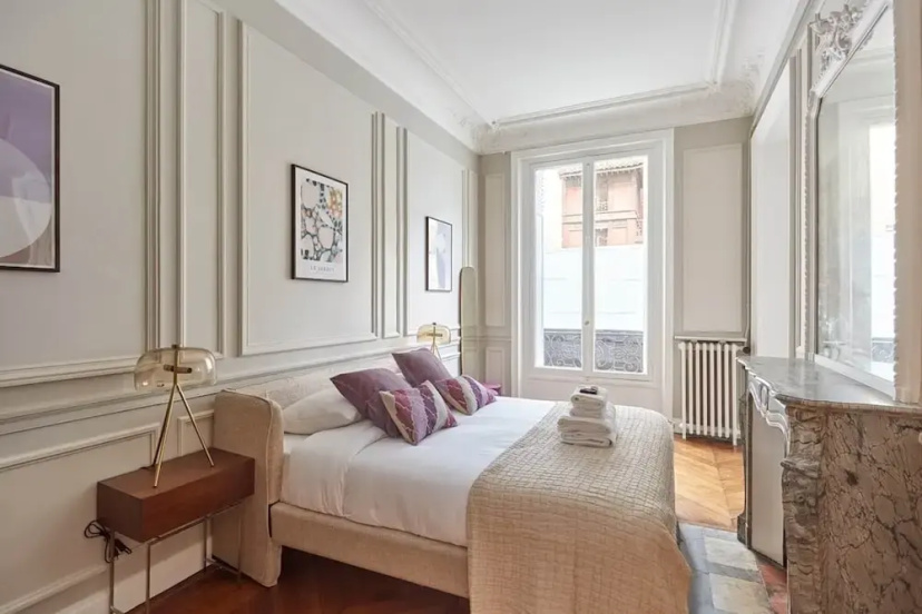 Цены на Magnificent Apartment Etoile Hoche Saint Honore в Париже