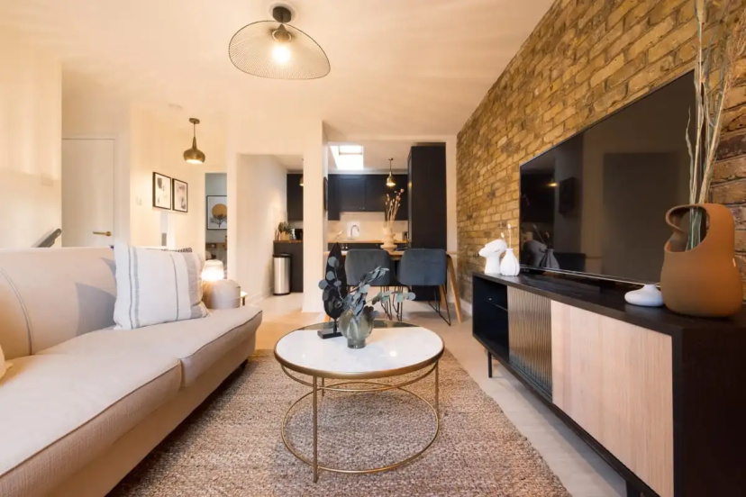 The Highgate Hideaway - Modern & Stylish 2BDR Flat — отель с удобным расположением в Лондоне