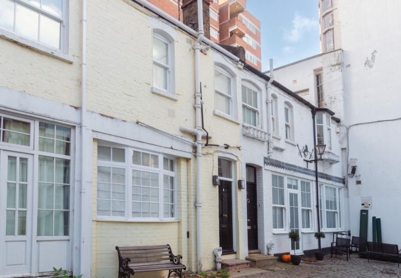 Traditional Treasure 3 BR Home Hyde Park — отель с удобствами в Лондоне