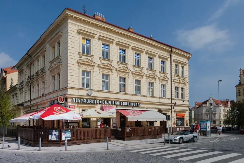 Bright Prague Castle Apartments — отель с удобным расположением в Праге