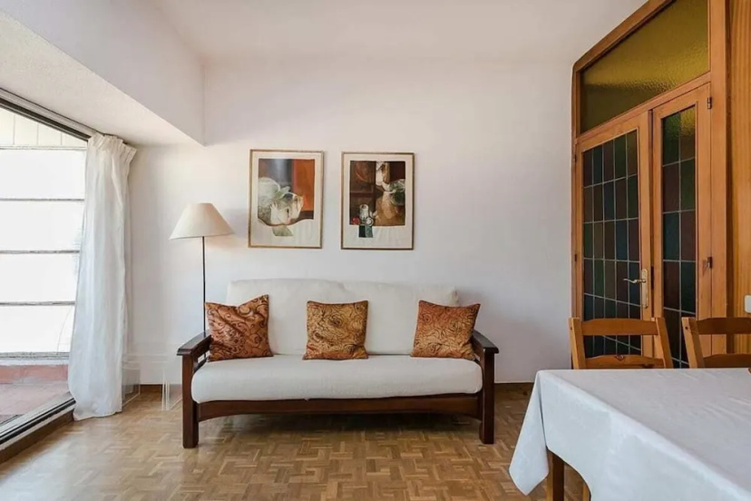 Cozy 2bed in Vibrant Barcelona - 5 min Walk From Tube — отель с удобствами в Барселоне