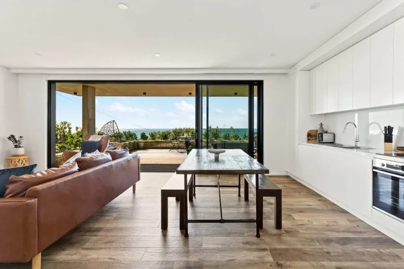 Цены на Ocean Views, Deck and Parking at Beach Apartment в Сиднее
