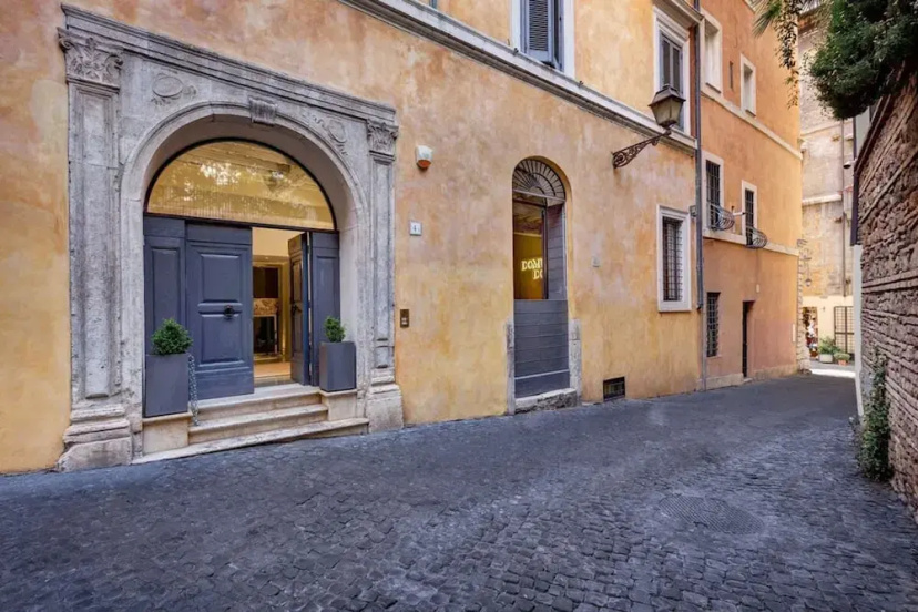 Dolce Domizia - Historic Rome Palazzo Modern Luxury Near Piazza Navona — отель в Риме, Италия
