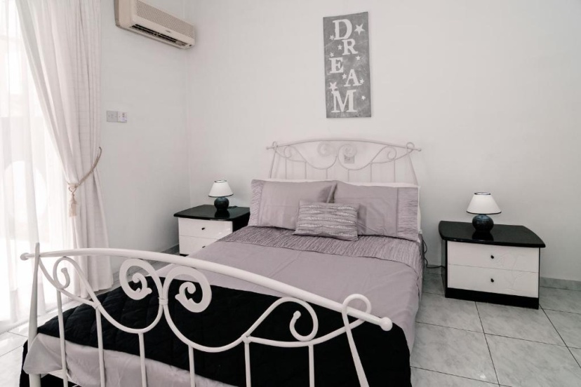 Sue's Apartment — отель с удобствами в Пафос