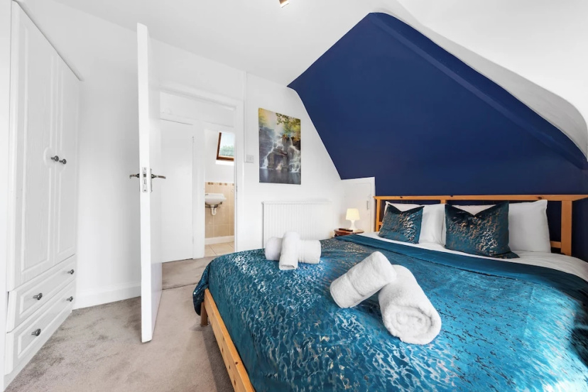 Amazing 3-bed Flat in Golders Green Near Station — отель с удобствами в Лондоне