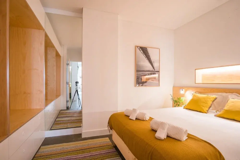 Wood Wall & Garden Apartment — отель с удобным расположением в Лиссабоне