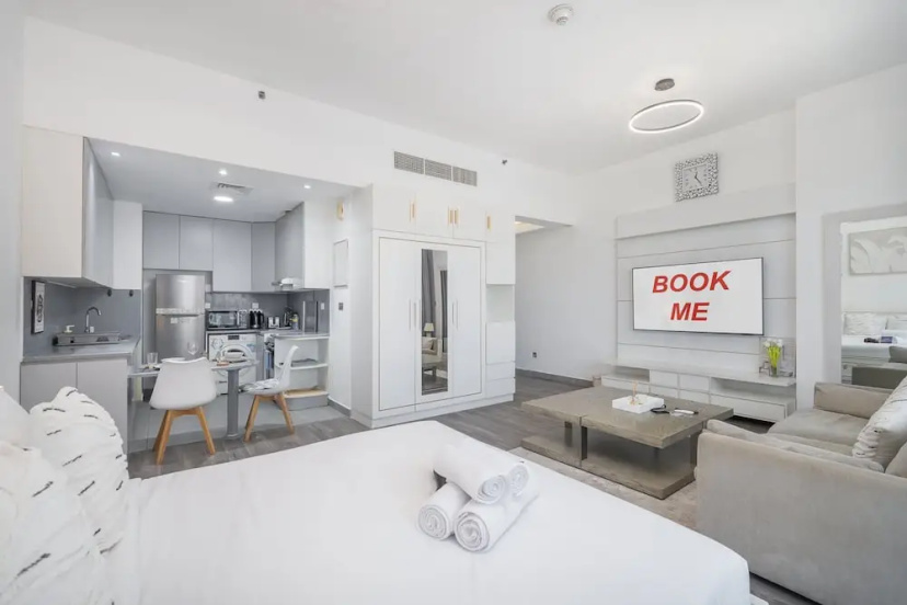 Stylish Studio Apartment in Tecom s Prime Location — отель с удобным расположением в Дубае