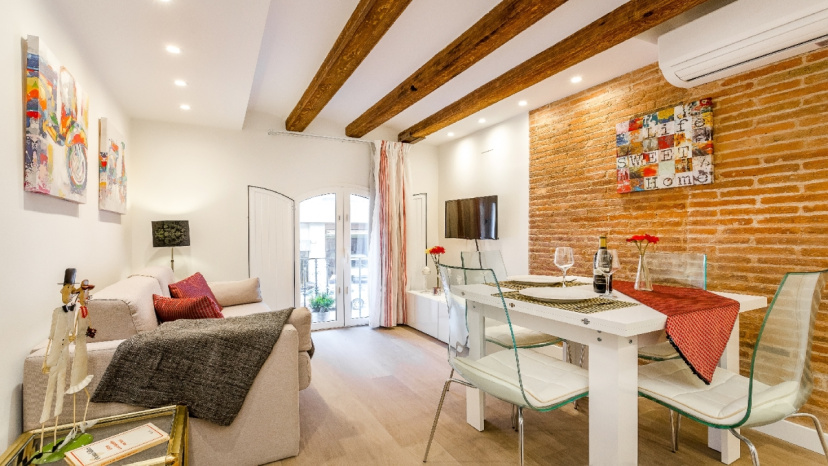 UD Apartments - Vintage Suite 1 (2BR) - MID TERM RENTALS — отель с удобным расположением в Барселоне