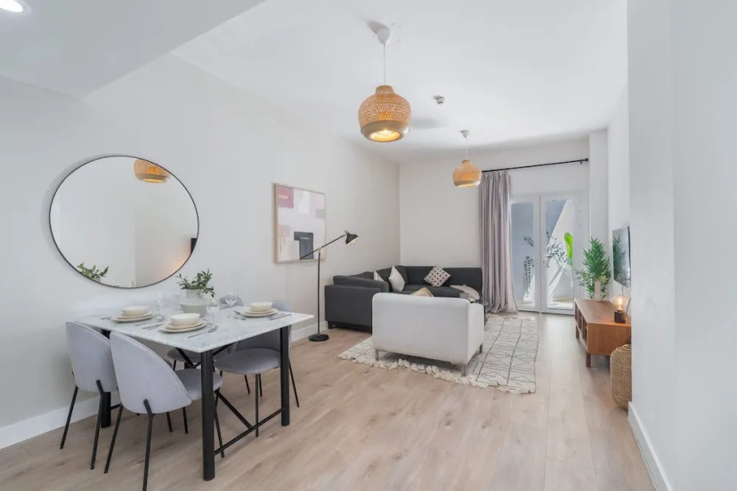Stylish and Spacious Apartment in Vibrant JVC Dubai — отель с удобствами в Дубае