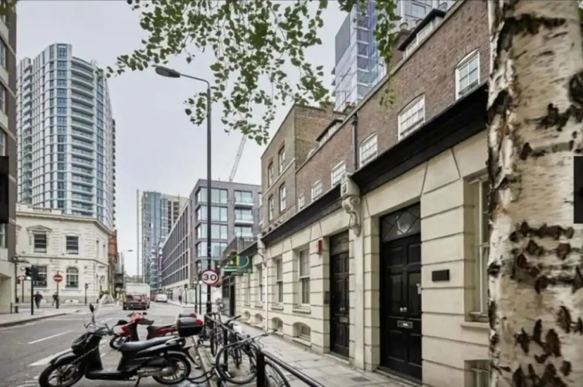 Цены на Airy Studio Apartment in Vibrant East London в Лондоне
