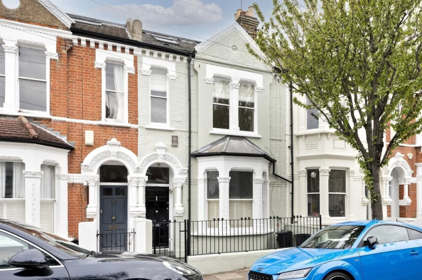 Цены на Family Home near Clapham Common в Лондоне