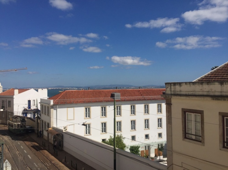 Alfama Tailor Made Green House With a View — отель с удобствами в Лиссабоне