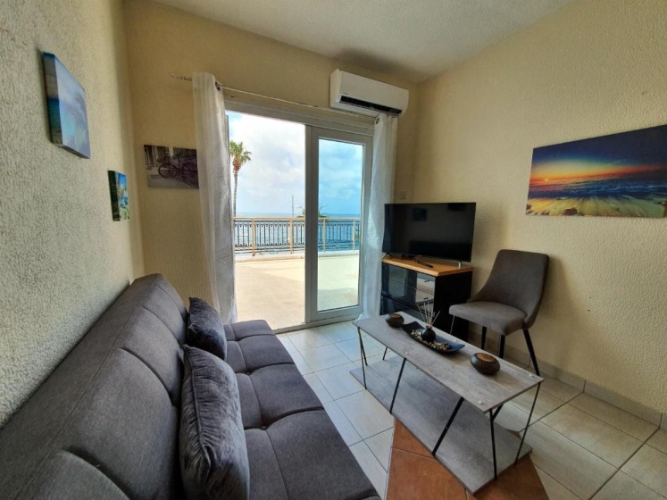 Poseidon 51 - Beachfront Two Bedroom Apartment — комфортный отель в Пафос