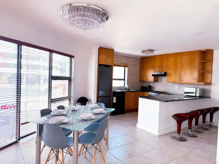 Цены на Spacious 1 Bedroom Apartment, Atlantica, Seapoint в Кейптауне