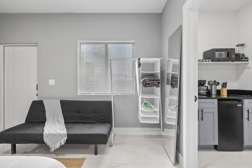 Charming Studio 5 Minutes From Wynwood — отель с удобным расположением в Майами