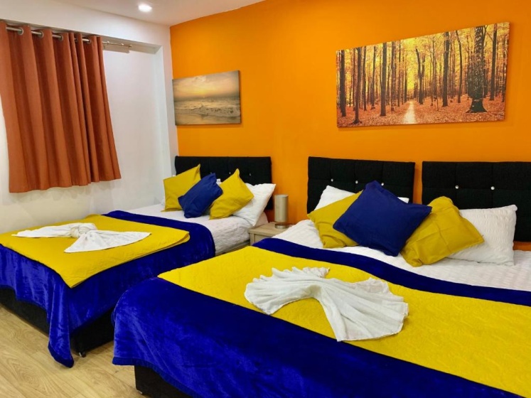 London 2 Bedroom Apartment, Kitchen, Reception and Private Garden — отель с удобствами в Лондоне
