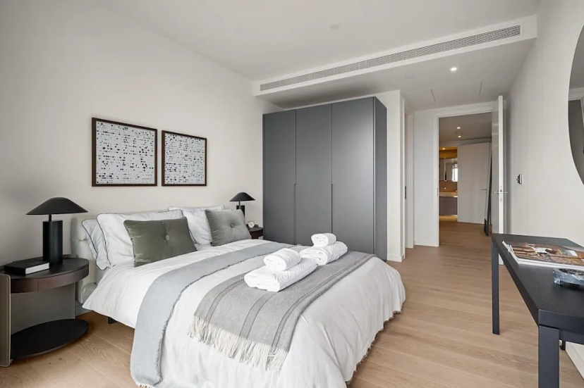 Stunning two Bedroom Docklands Apartment With Balcony — отель в Лондоне, Соединенное Королевство