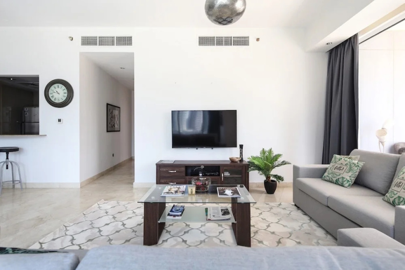 Spacious 2BR Dubai Marina Apartment, Amazing Location! — отель с удобным расположением в Дубае