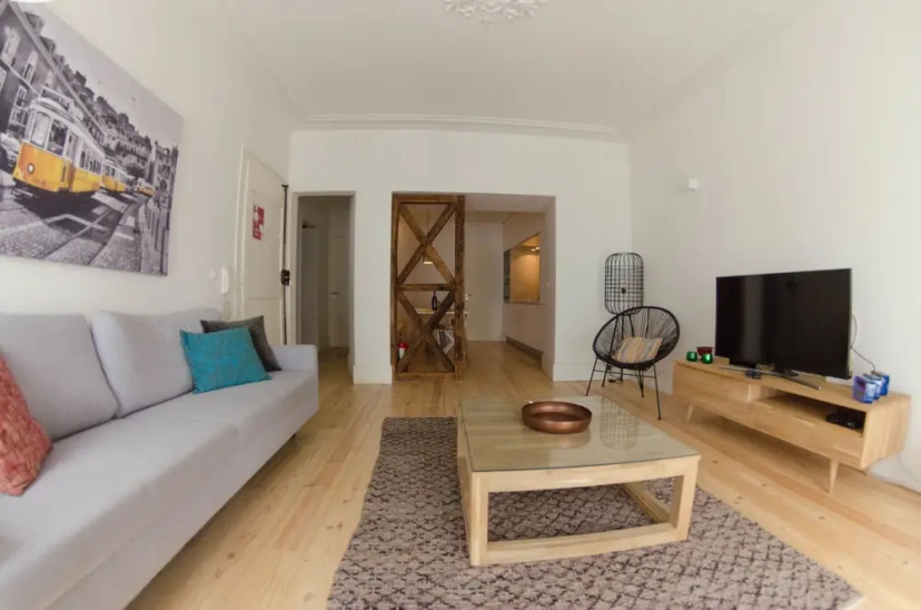 Stylish Apartment in Traditional Quarter — отель с удобствами в Лиссабоне