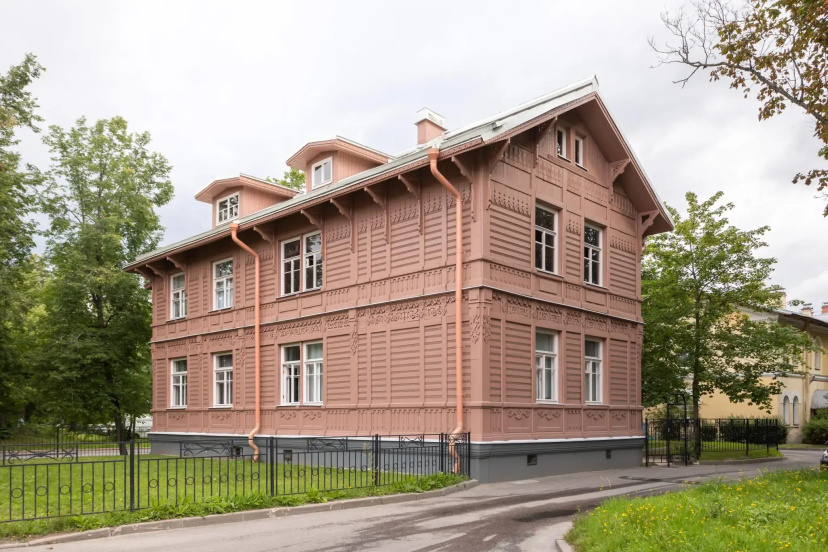 Дача — забронировать отель в Петергоф