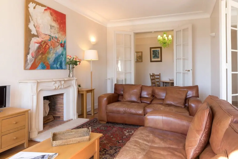 Eiffel Park Peaceful 1 Bedroom Apt Near the Eiffel Tower — комфортный отель в Париже