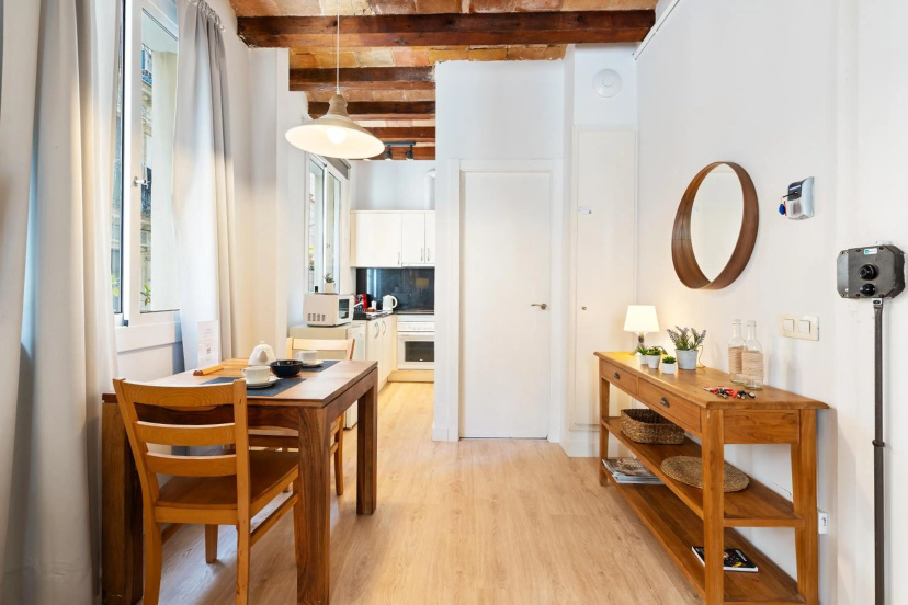 Lodging Apartments Beach Studio P1 — комфортный отель в Барселоне