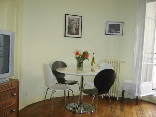 Montmartre Apartments Dullin — отель с удобным расположением в Париже