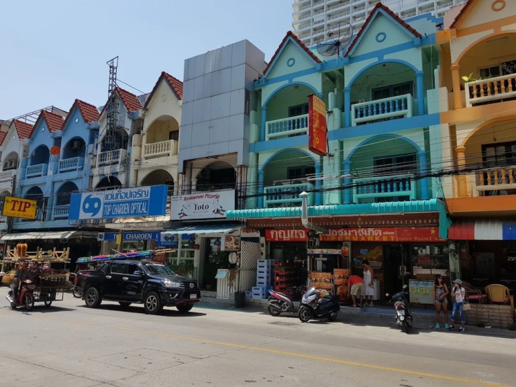Ons Moeder Restaurant Guesthouse - 4 50 Meters to the Beach — отель с удобным расположением в Паттайе