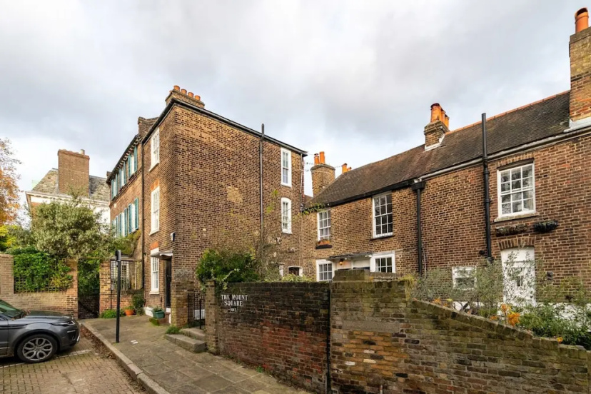 Character Cottage In Historic Hampstead — забронировать отель в Лондоне