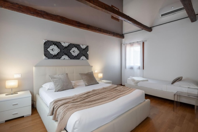Herion Palace Apt 5 - Locz — забронировать отель в Венеции
