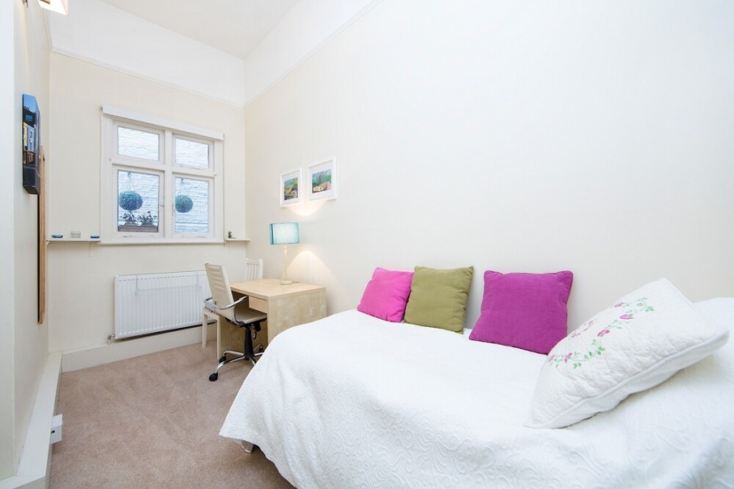 Queens Gardens - Large and Colourful 3 Bedroom Apartment in Bayswater — отель с удобным расположением в Лондоне
