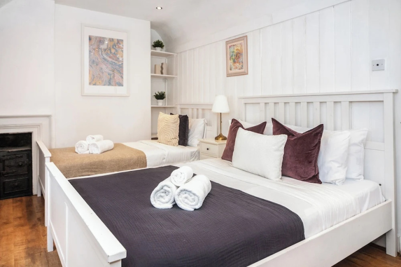 Spacious 3BR 2BA Flat in Central Soho — отель с удобствами в Лондоне