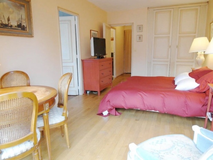 Цены на Apartment With one Bedroom in Paris, With Furnished Garden and Wifi в Париже