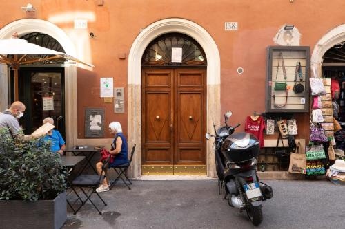 Цены на Iflat Spanish Steps Blue Apartment в Риме