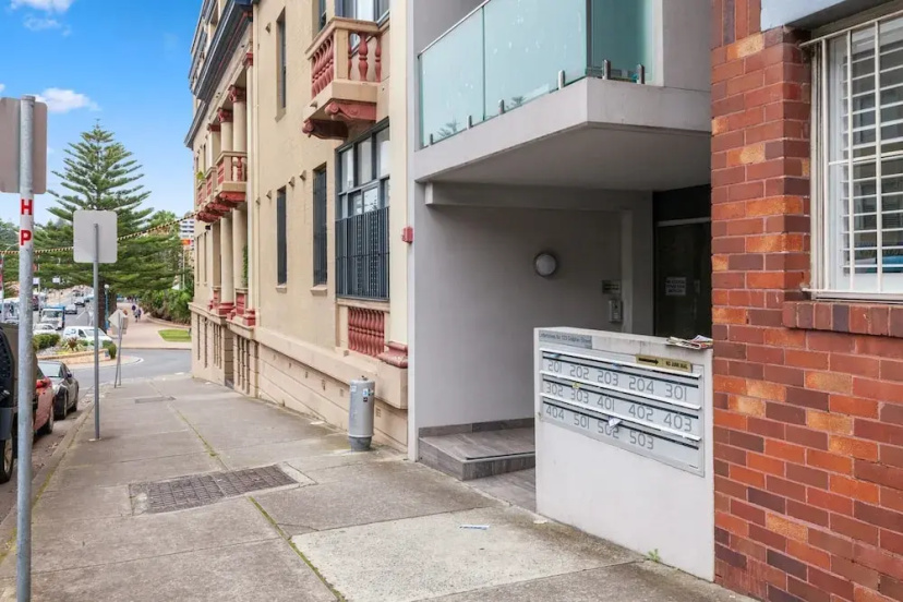 Bright Studio With Balcony Near Coogee Beach — отель с удобным расположением в Сиднее