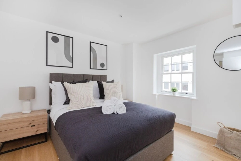 Modern 2BR 2BA with Balcony by Soho — отель с удобствами в Лондоне