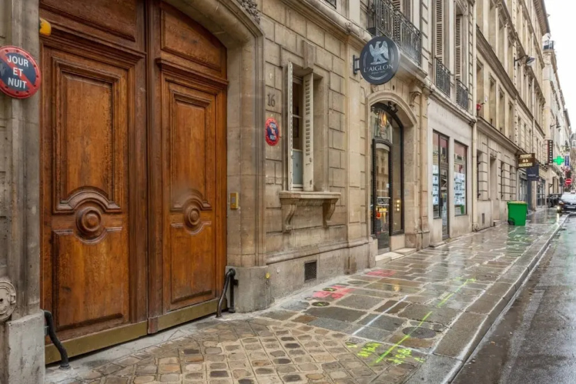 Charming Blue Studio - 15 Mins to Grand Palais — отель с удобным расположением в Париже