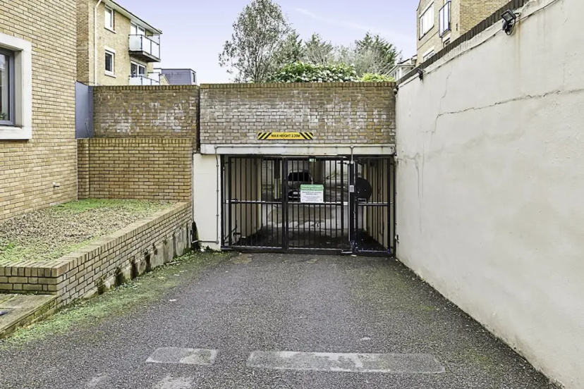 Charming Centrally Located Wimbledon Flat — отель с удобным расположением в Лондоне