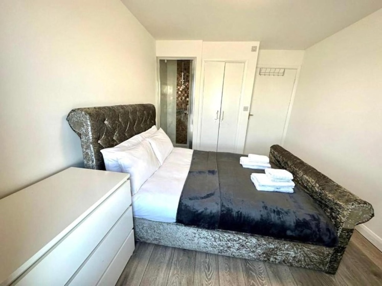 3 Bedroom Riverview Flat Canary Wharf Free Parking — отель с удобствами в Лондоне