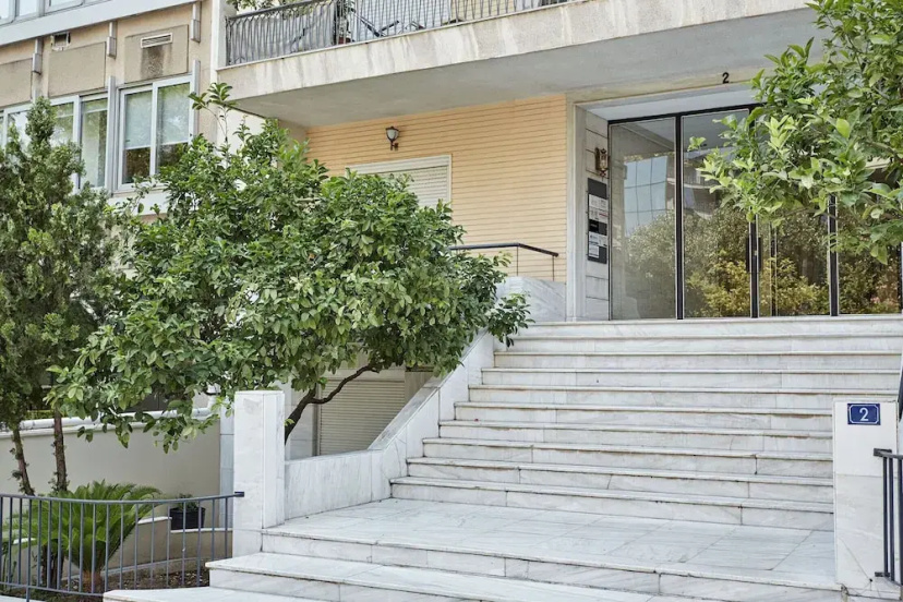 Цены на Chic n Bright 3 Bd Apt with Hilton View в Афины