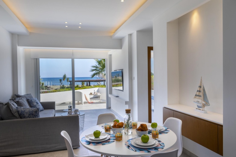 Mackenzie Castella Beachfront Suite — отель с удобствами в Ларнака