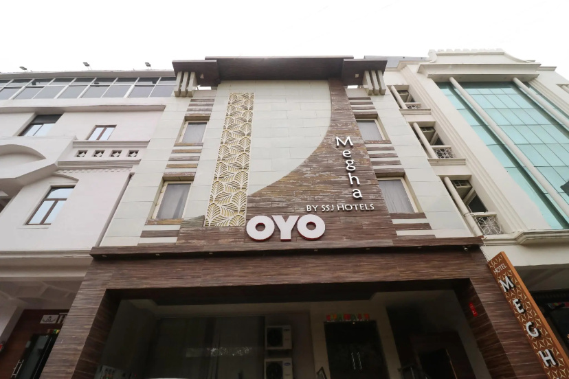 Capital O 69928 Megha Inn - Hotel in Λάκναου - Photo 1