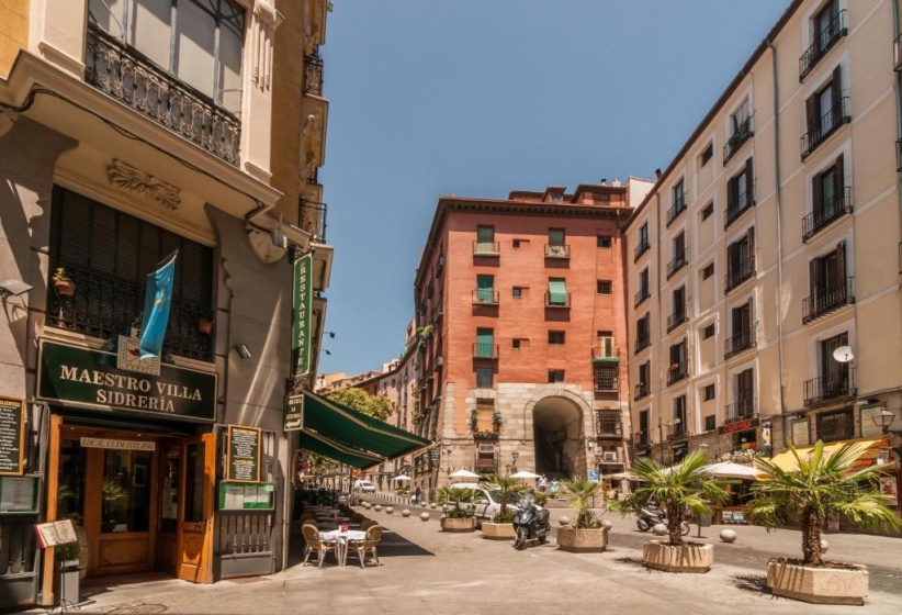 Apartamentos Madrid Centro — отель с удобным расположением в Мадриде