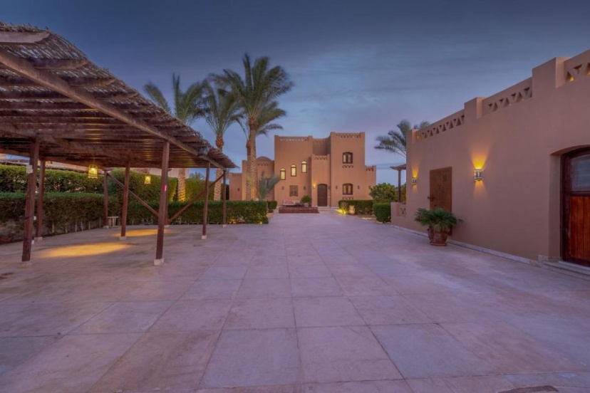 Chic 3BR Villa West Golf with Pool, Lagoon View & Guest House — отель в эле, Египет
