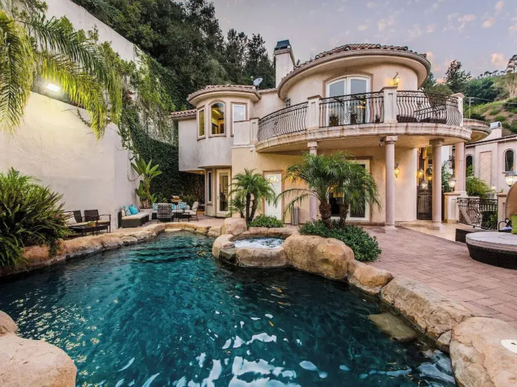 Robmar Mansion - Beverly Hills Mediterranean Estate With Pool & Sport Court — забронировать отель в Лос-Анджелесе
