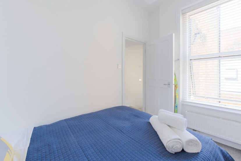 Bright two Bedroom Flat in Fashionable Fulham by Underthedoormat — отель с удобным расположением в Лондоне