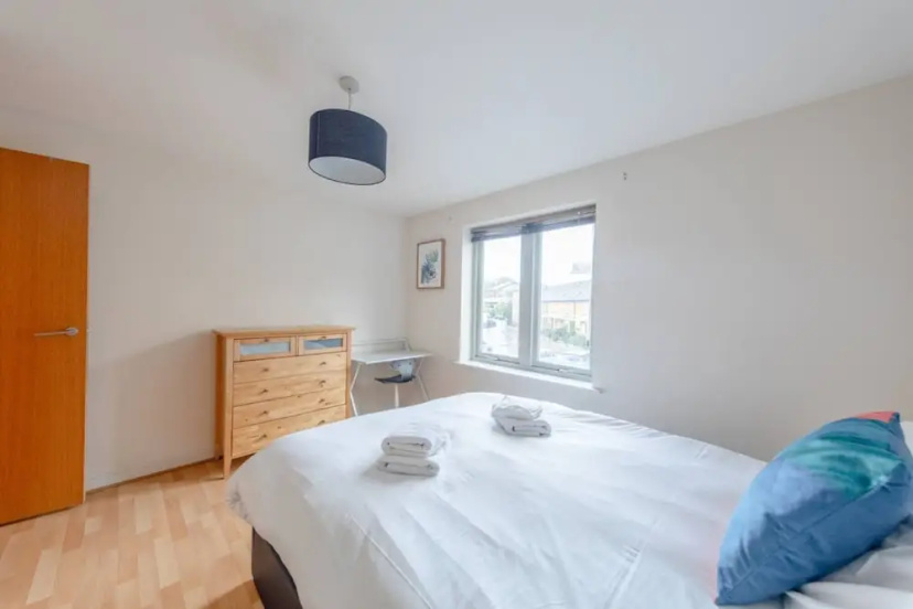 Spacious 2 Bedroom Apartment Near White City — забронировать отель в Лондоне
