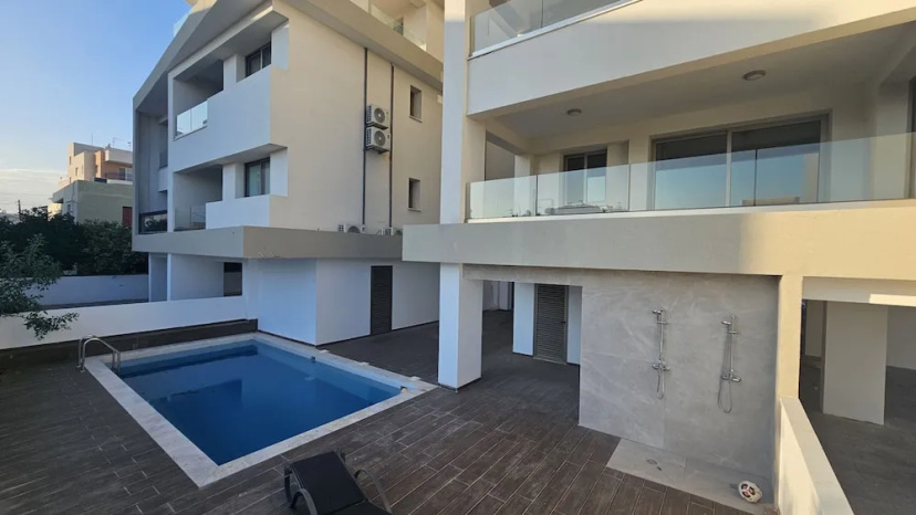 03 LCA - Stay Larnaca Pearl Apartment — отель с удобствами в Ларнака